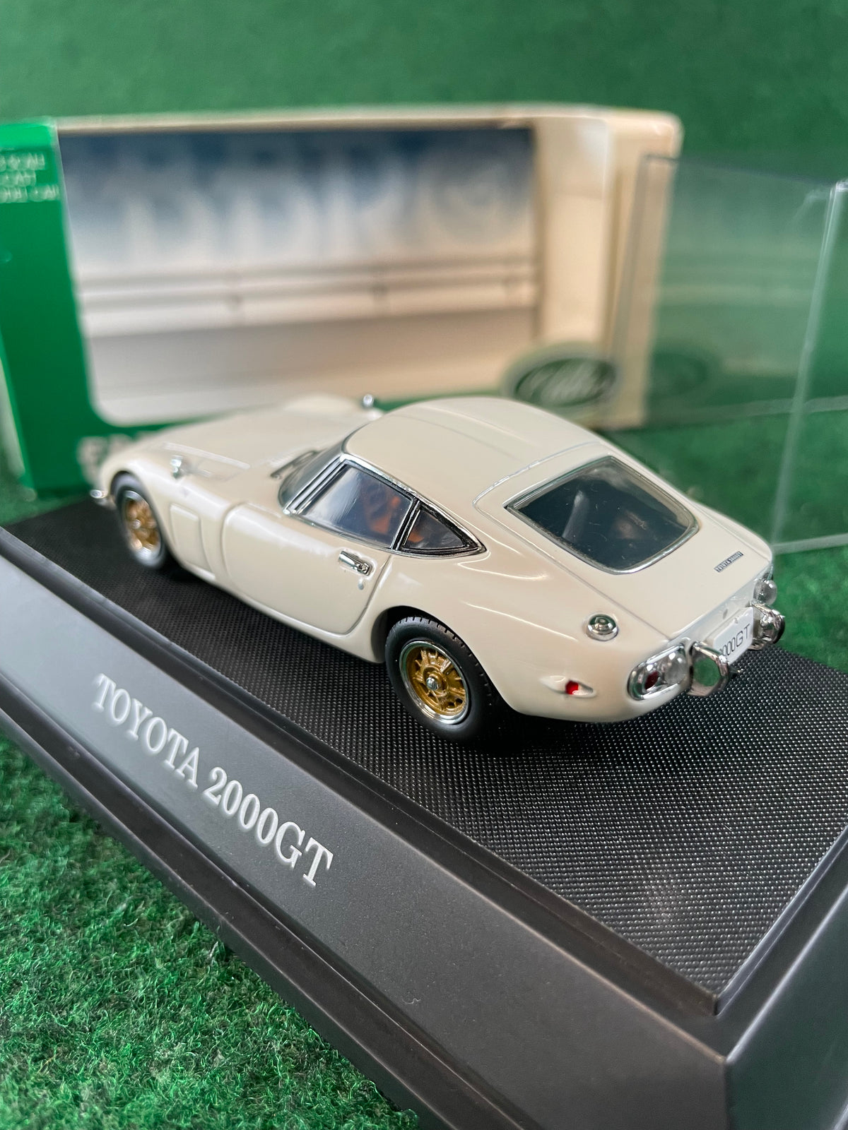 EBBRO - Toyota 2000GT White 1/43 Scale Diecast