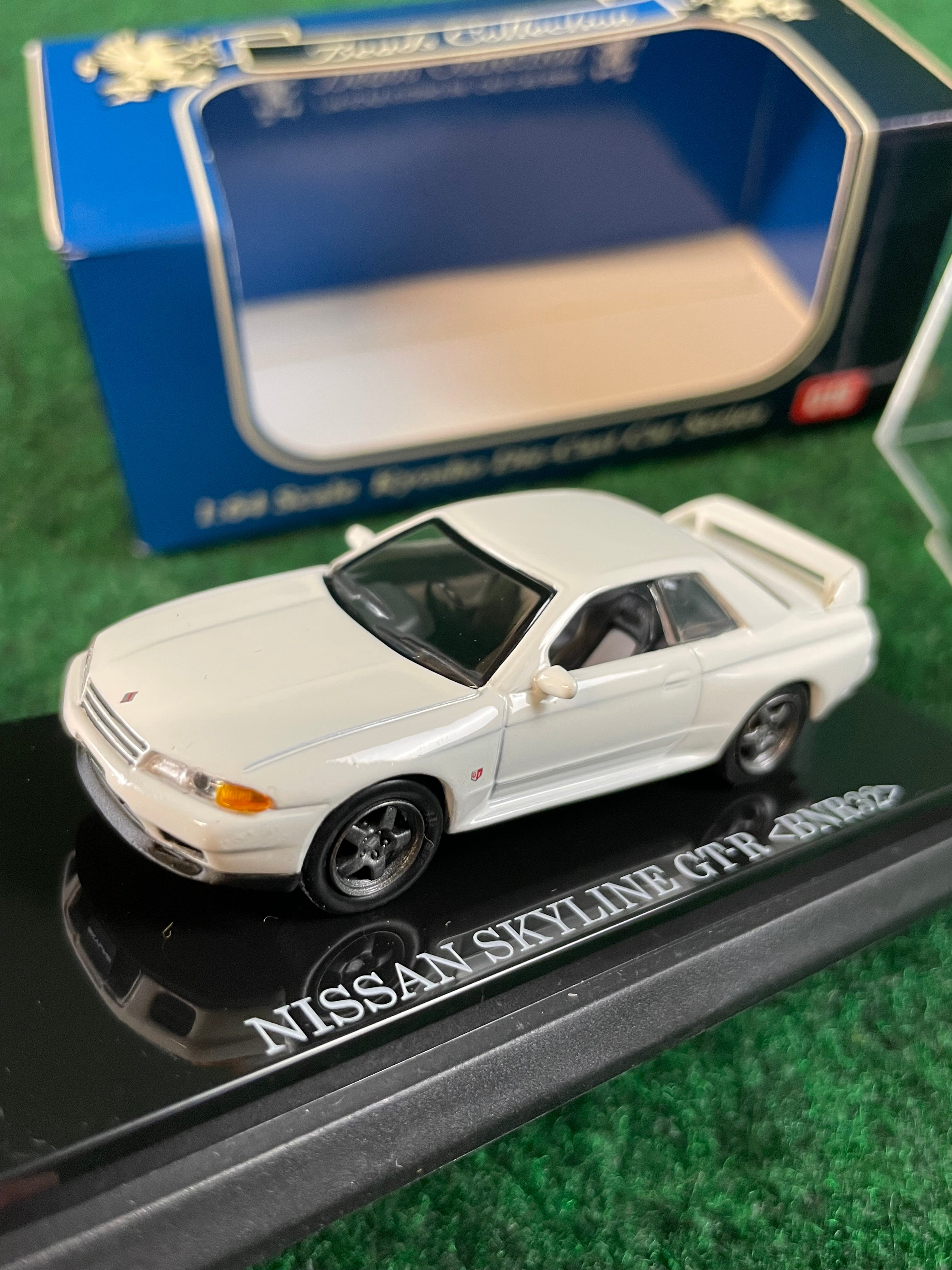 KYOSHO - Beads Collection White Nissan Skyline R32 GT-R 1/64 Scale