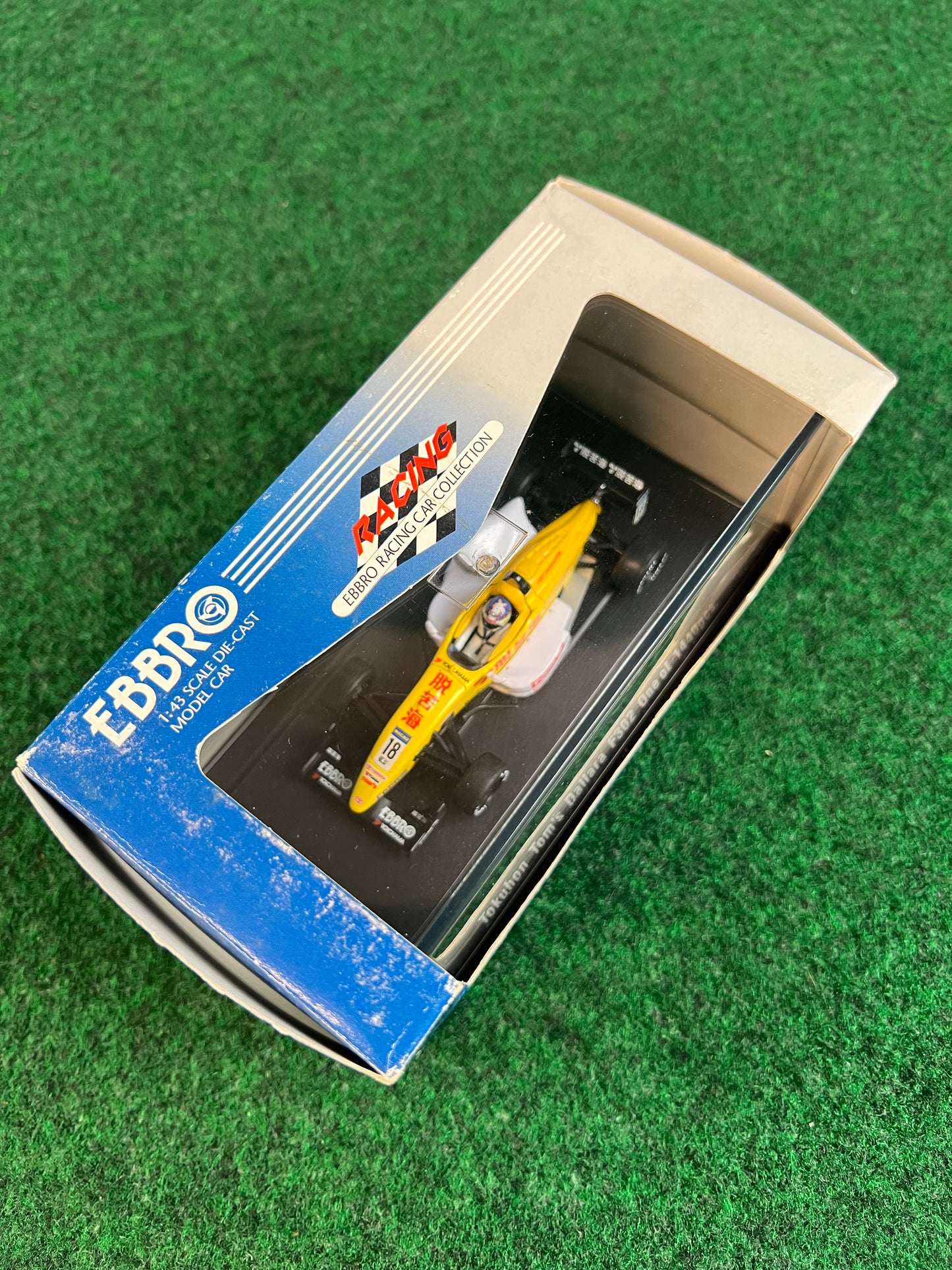 EBBRO - Tokuhon TOM'S Toyota Dallara F302 Formula 3 Macau GP 2002 No. 18 1/43 Scale Diecast