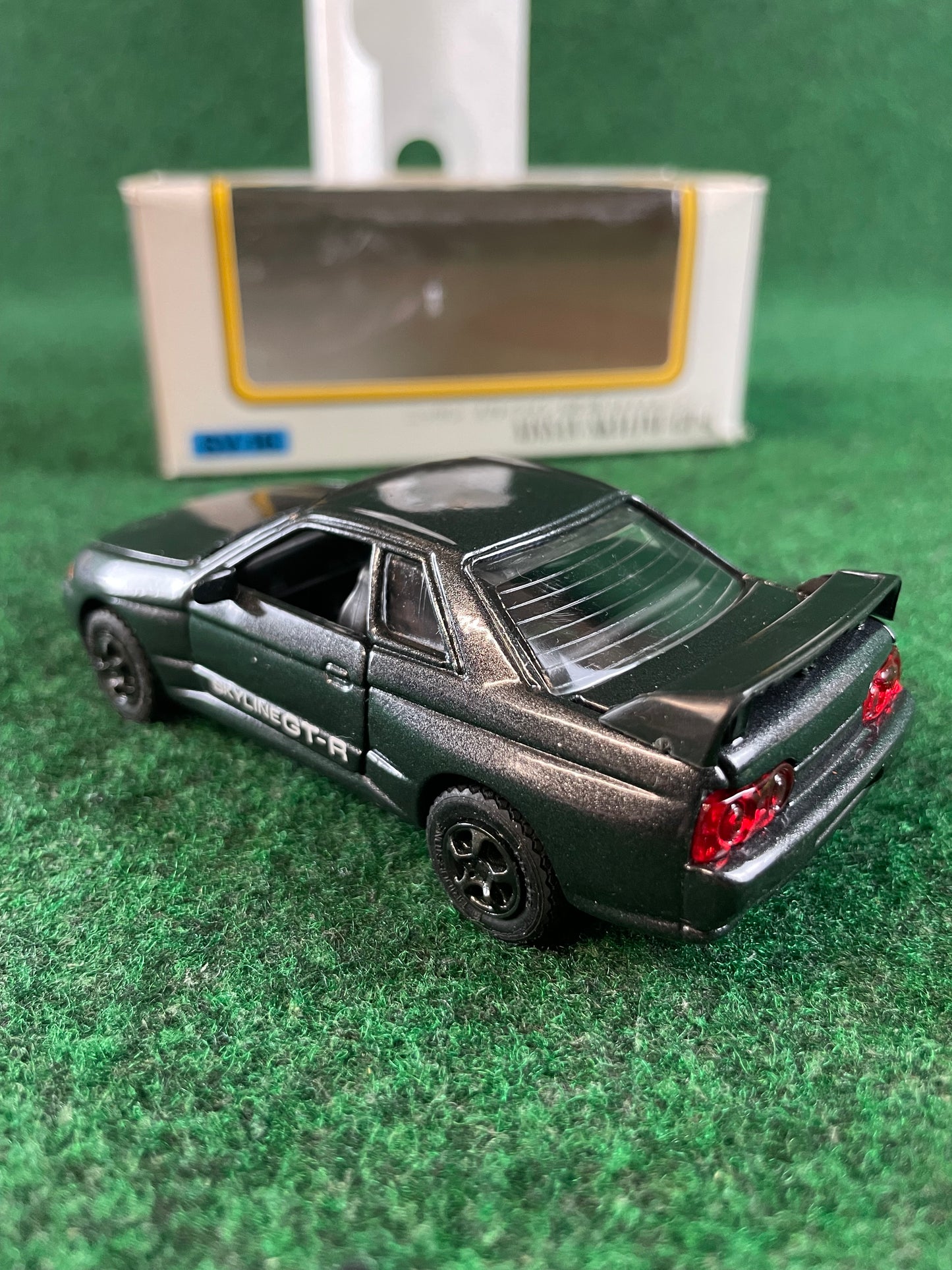 Diapet - Calsonic Group A & Debut Edition Nissan Skyline R32 GT-R 1/40 Scale Diecast Set