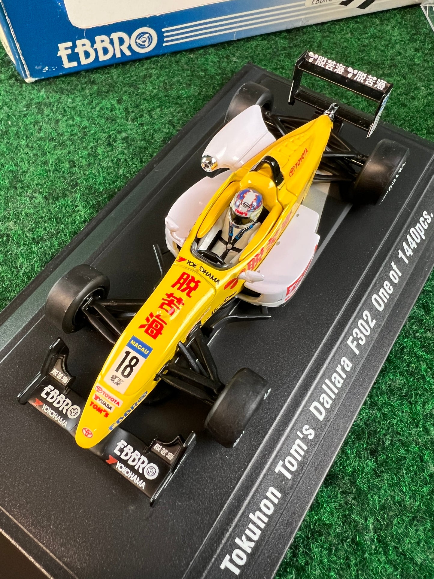 EBBRO - Tokuhon TOM'S Toyota Dallara F302 Formula 3 Macau GP 2002 No. 18 1/43 Scale Diecast