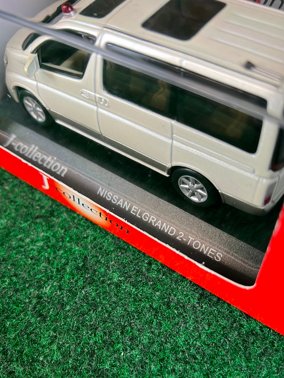 J-Collection (KYOSHO) Nissan Elgrand 2-Tones Van Modified 1/43 Scale Diecast