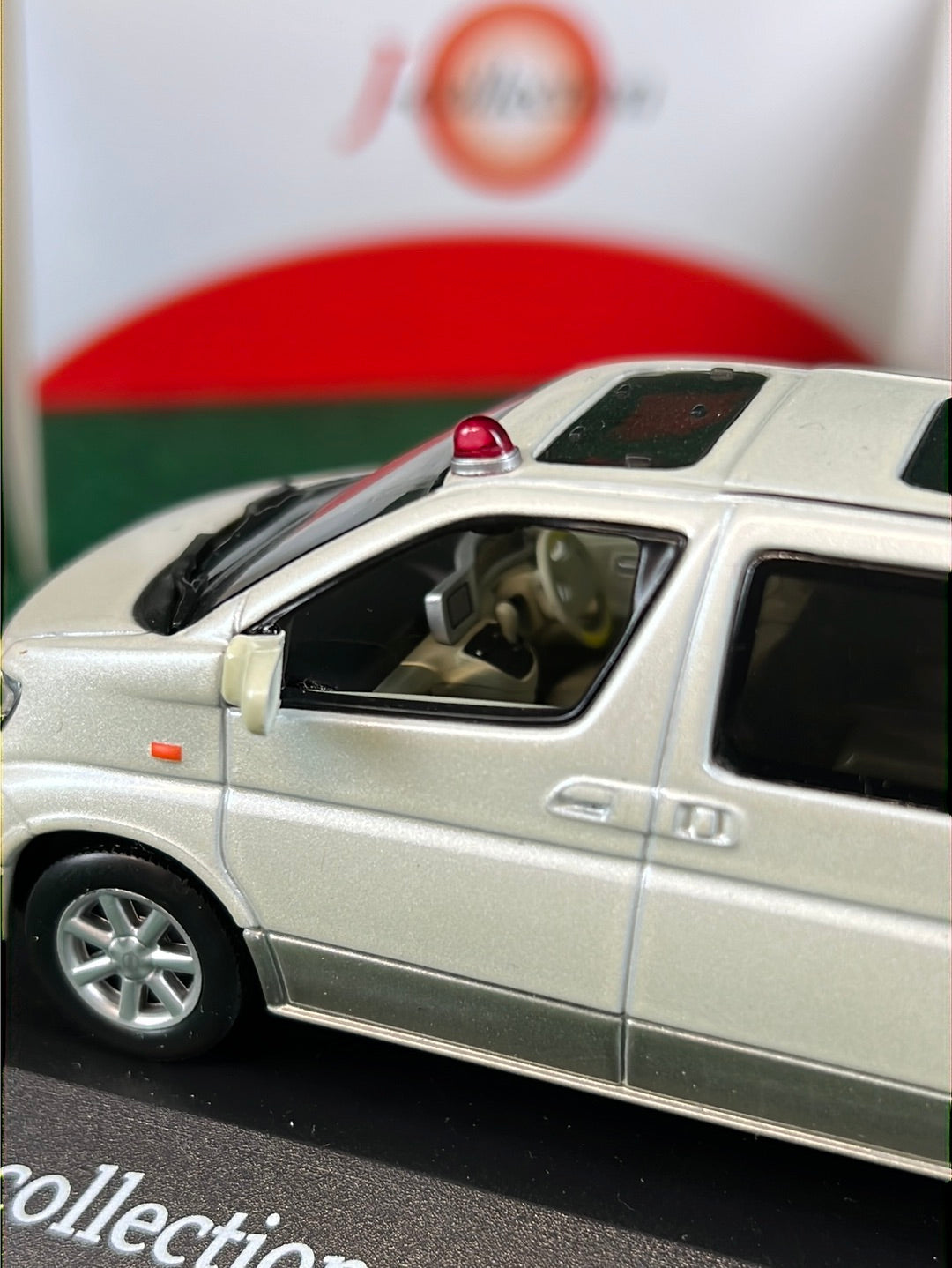 J-Collection (KYOSHO) Nissan Elgrand 2-Tones Van Modified 1/43 Scale Diecast