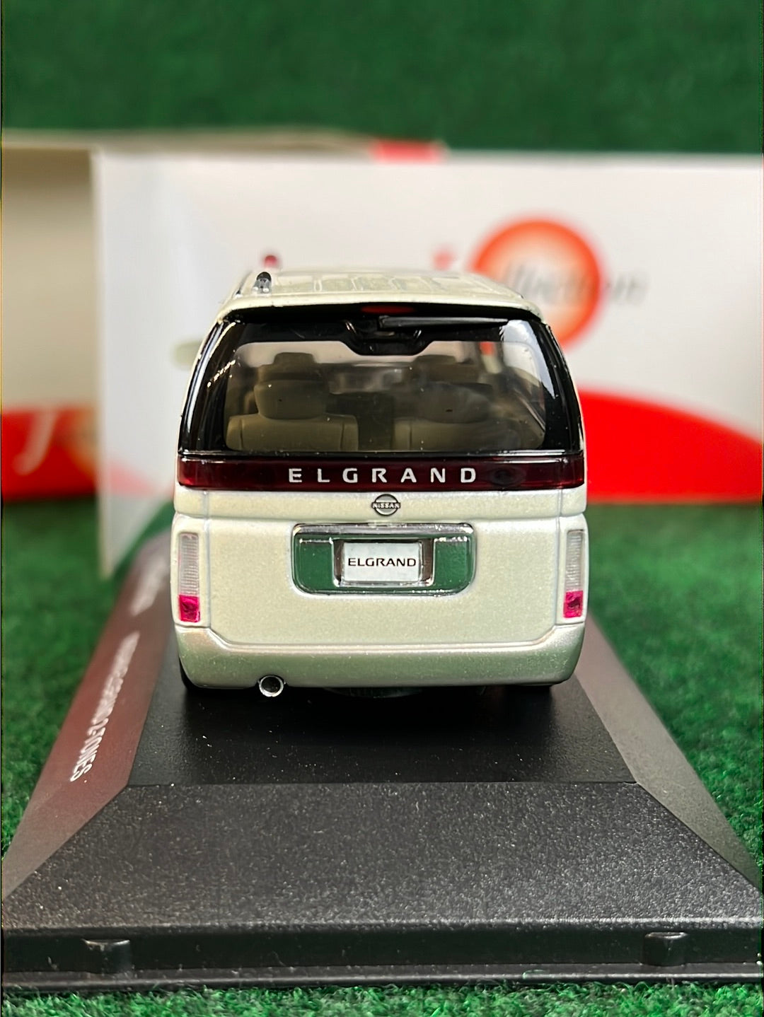 J-Collection (KYOSHO) Nissan Elgrand 2-Tones Van Modified 1/43 Scale Diecast