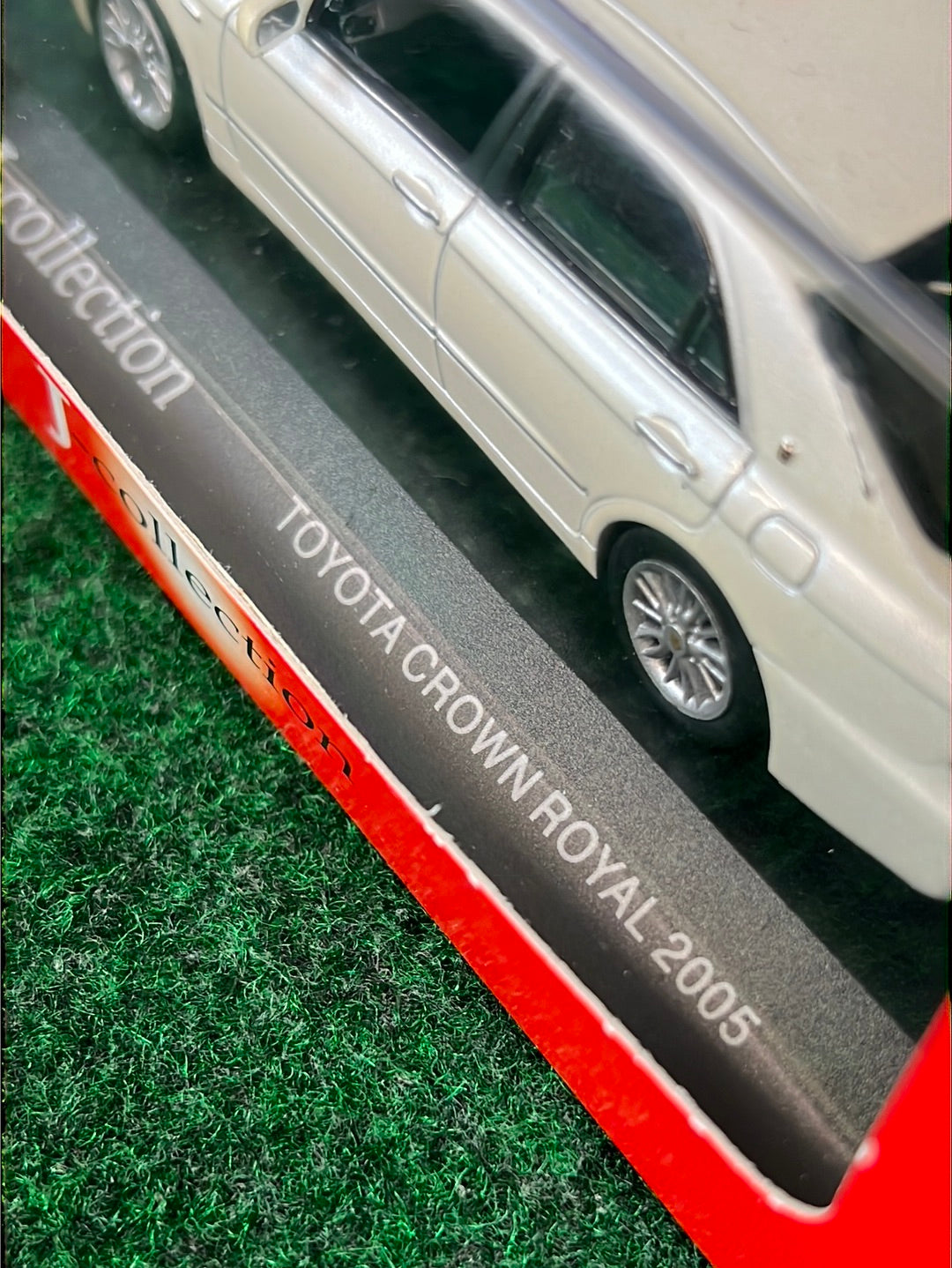 J-Collection (KYOSHO) 2005 Toyota Crown Royal Modified 1/43 Scale Diecast