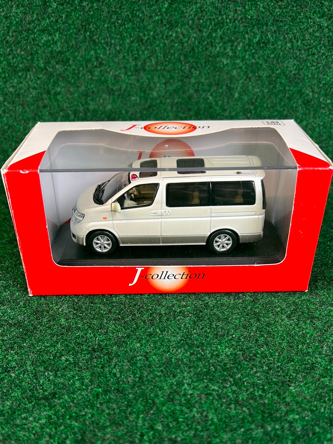 J-Collection (KYOSHO) Nissan Elgrand 2-Tones Van Modified 1/43 Scale Diecast