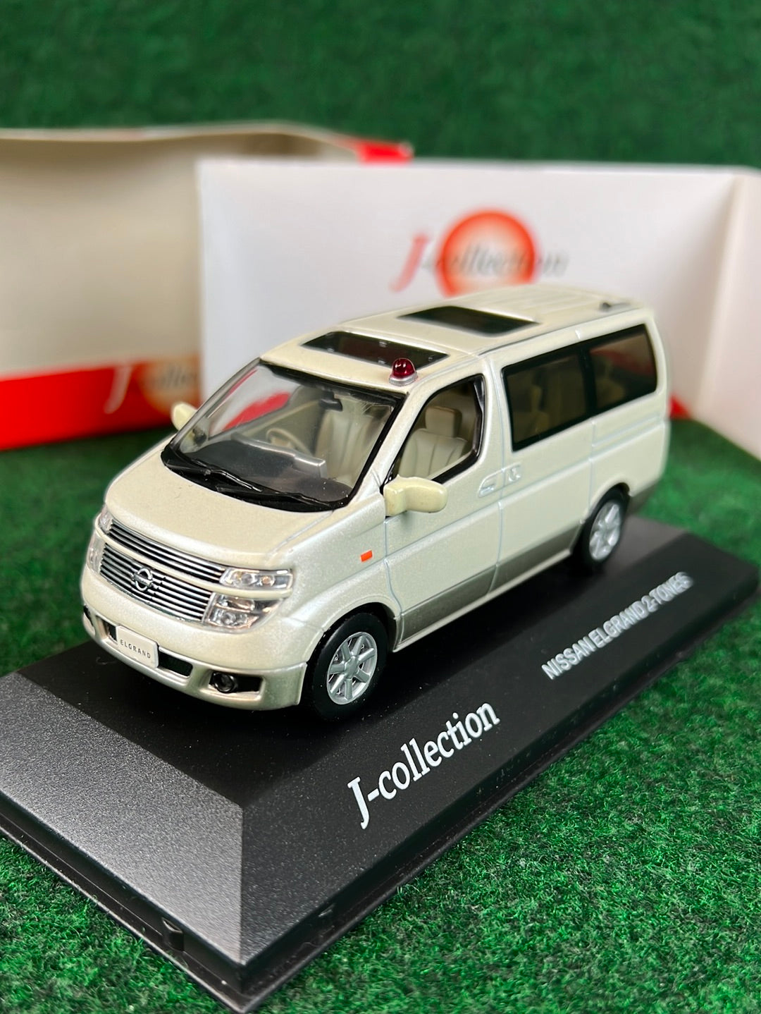 J-Collection (KYOSHO) Nissan Elgrand 2-Tones Van Modified 1/43 Scale Diecast